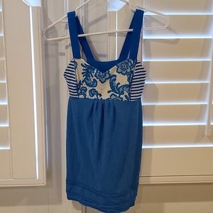 Like new Lululemon Tank Top Blue/Flowers Size 6 w